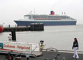 Queen Mary  2 vor Cuxhaven