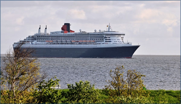 Queen Mary vor Cuxhaven Queen Mary vor der Kurparkresidenz Cuxhaven